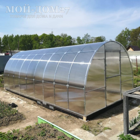 Теплица Крепче Усиленная 6 метров с поликарбонатом | Мой-Дом27 | Каркас изготовлен из оцинкованной замкнутой трубы 30*20 мм.<br>
 Ширина - 3 метра. Высота - 2,1 метра. Длина 6 метров. <br>
 Выдерживаемая снеговая нагрузка - 230 кг/м2. Выдерживаемая ветровая нагрузка - до 28 м/с.<br>
 <b>ЦЕЛЬНОСВАРНЫЕ ТОРЦЫ и ДУГИ. Расстояние между дугами 0,65 метра.</b><br>
 Толщина металла дуг 1 мм. Ширина двери 0,96 метра.<br>